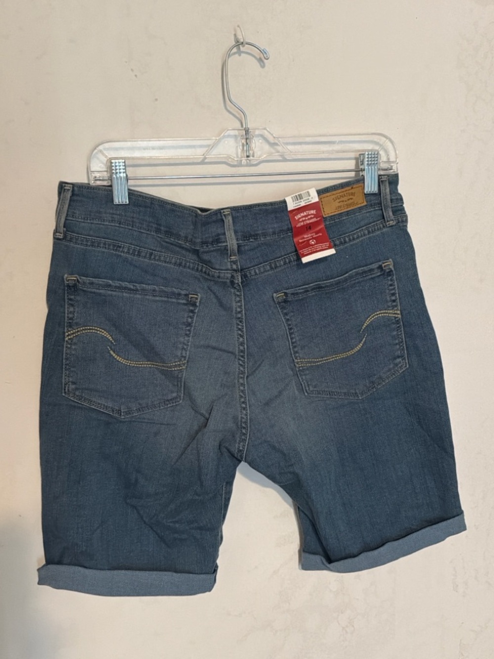 Brand New 🆕 Levi’s Signature Bermuda Denim Shorts – Size 14 | Mid Rise Cuffed - Picture 4 of 4